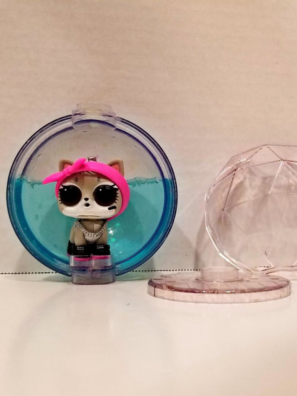 L.O.L. Surprise! Fluffy Pets Purrs Winter Disco Glitter Snow BB, EUC